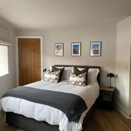 New Modern Studio Apartment Near To City Centre Salisbury Exterior photo