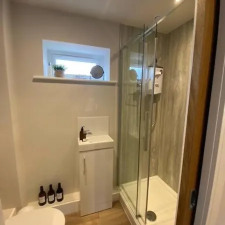 New Modern Studio Apartment Near To City Centre Salisbury Exterior photo
